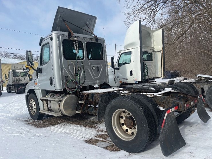 2018-freightliner-cascadia-125-image-2