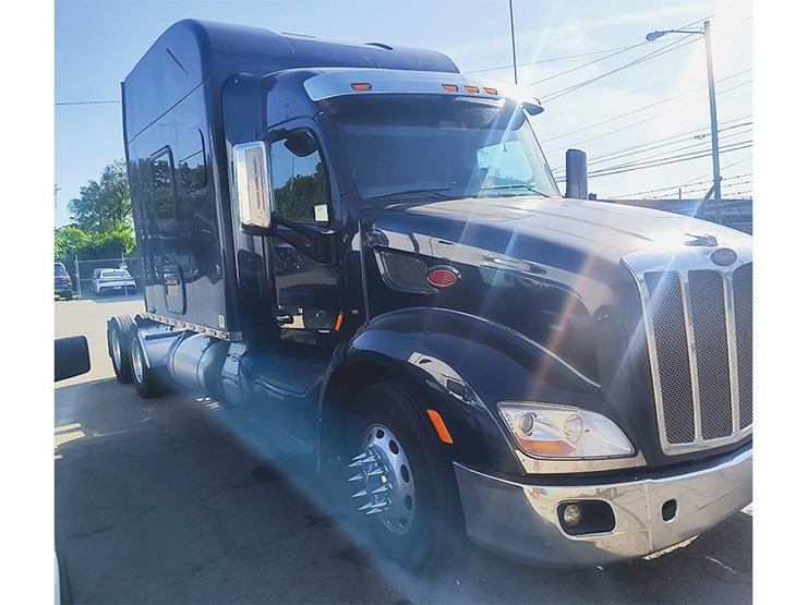 2019-peterbilt-579-image-1