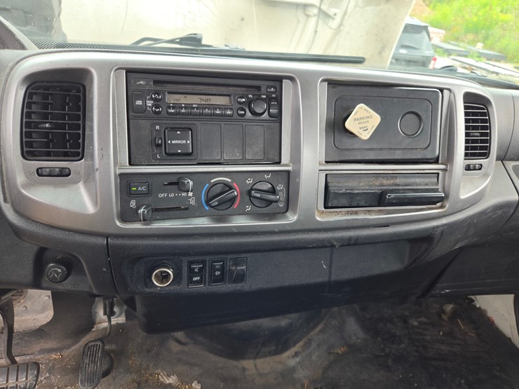 2013-hino-268-image-51