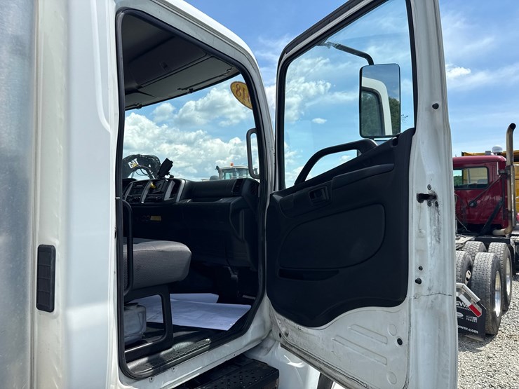 2018-hino-268-image-41