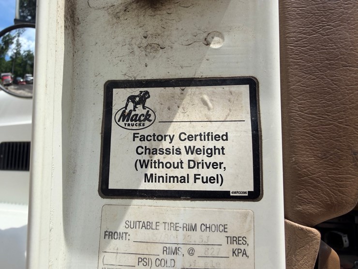 #1508-•-mack-day-cab-truck-tractor-image-61