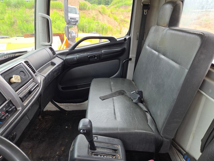 2013-hino-268-image-49