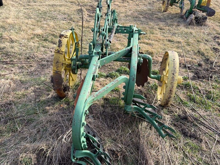 john-deere-pull-type-two-bottom-plow-image-4