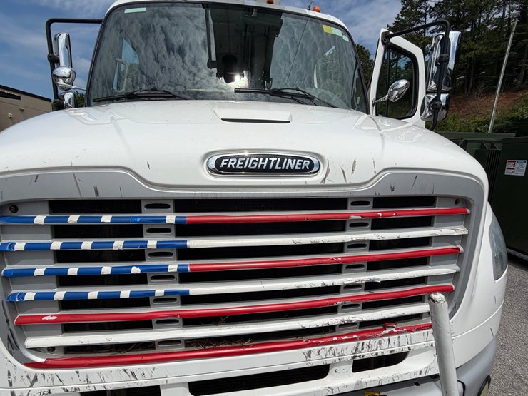 2022-freightliner-m2-106-image-8