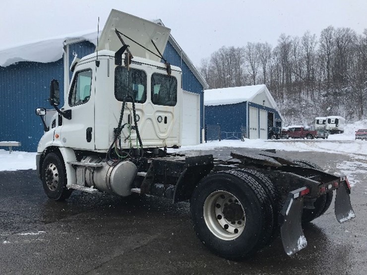 2018-freightliner-cascadia-113-image-2