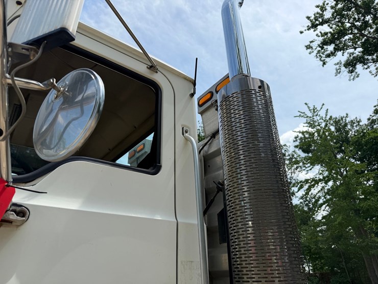 #1508-•-mack-day-cab-truck-tractor-image-22