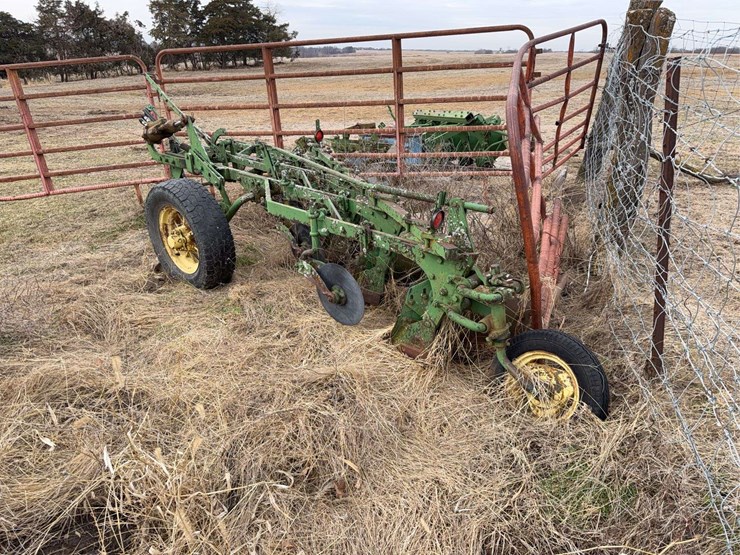 john-deere-pull-type-four-bottom-plow-image-3