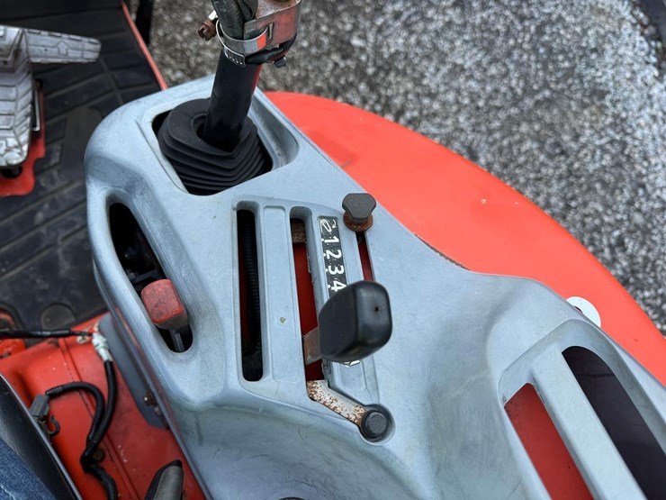 2013-kubota-l4760-image-28