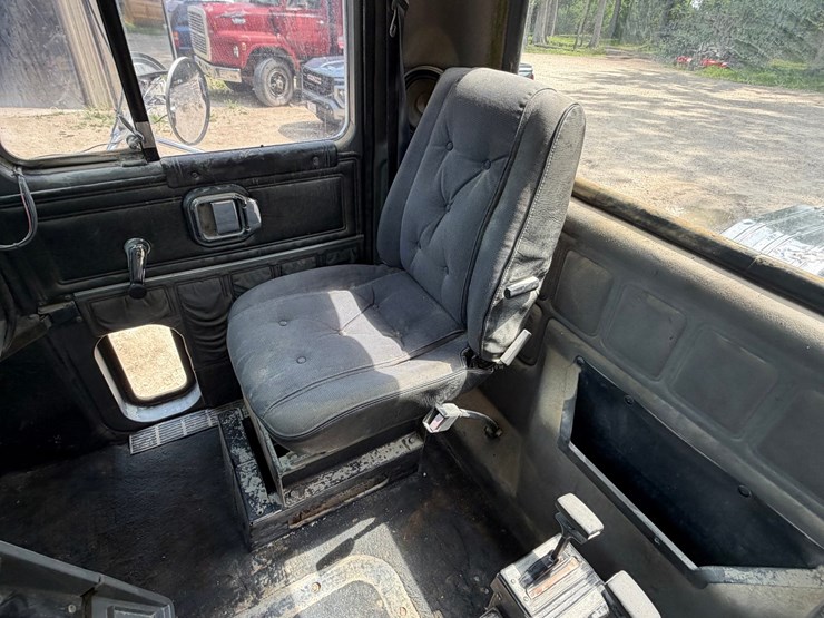 #1509-•-mack-day-cab-truck-tractor-image-52