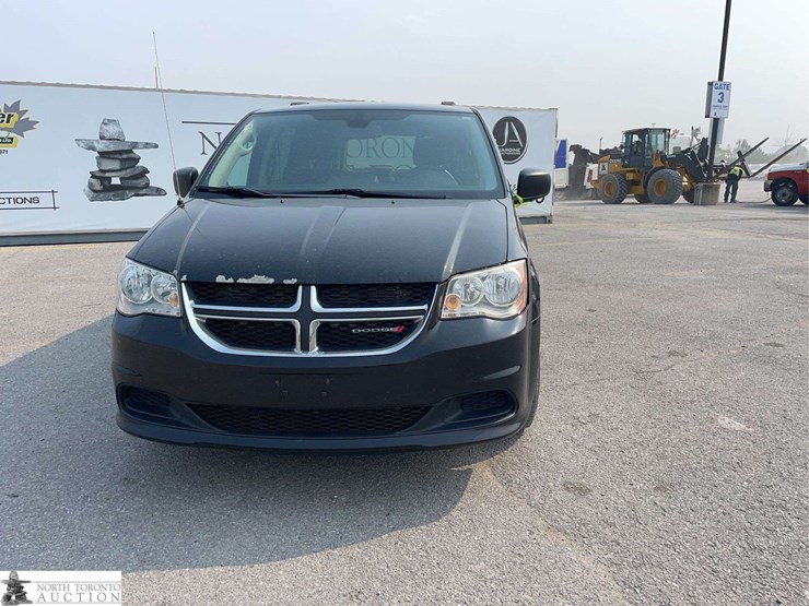 2018-dodge-grand-caravan-sxt-image-2