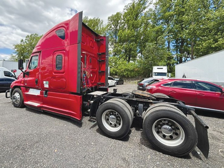 2017-freightliner-cascadia-125-evolution-image-2