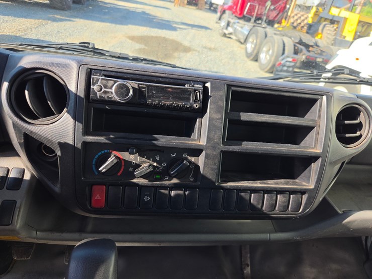 2015-hino-195-image-50