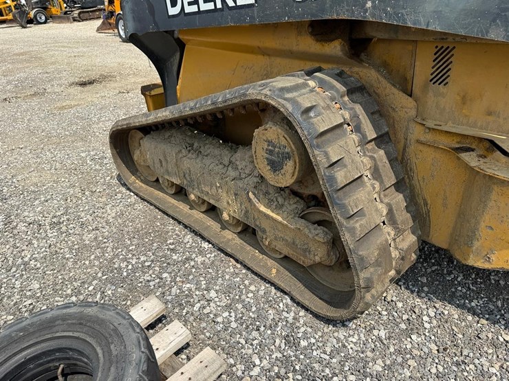 2016-deere-323e-image-16