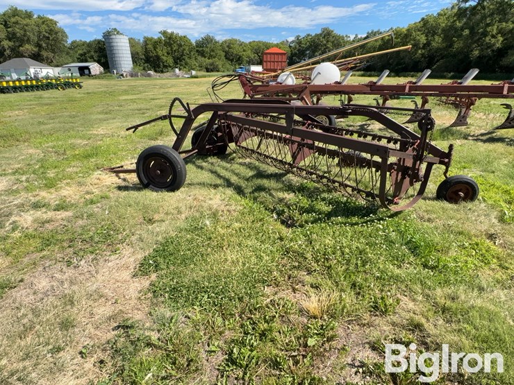 international-side-delivery-rake-image-8