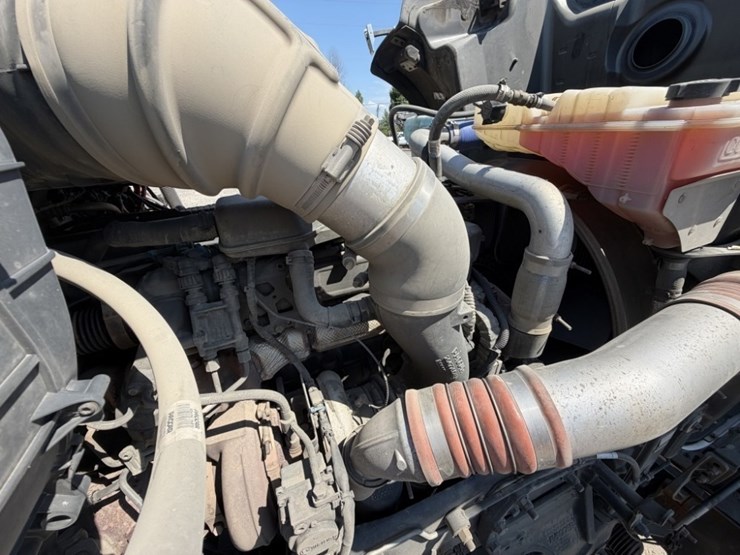 2021-peterbilt-567-image-11