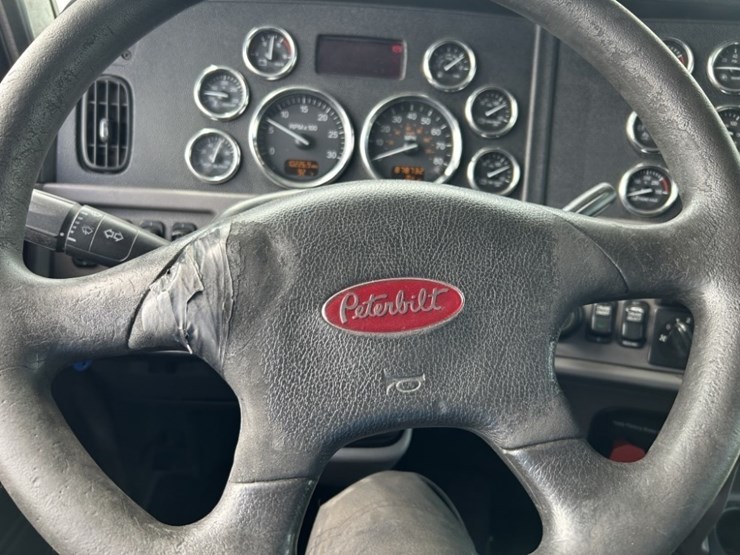 2016-peterbilt-389-image-37