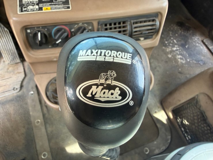 #1508-•-mack-day-cab-truck-tractor-image-54