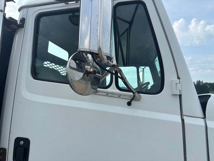 1999-freightliner-fl80-image-21