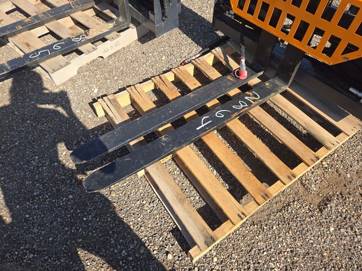 skid-steer-quick-attach-hydraulic-pallet-forks-image-2