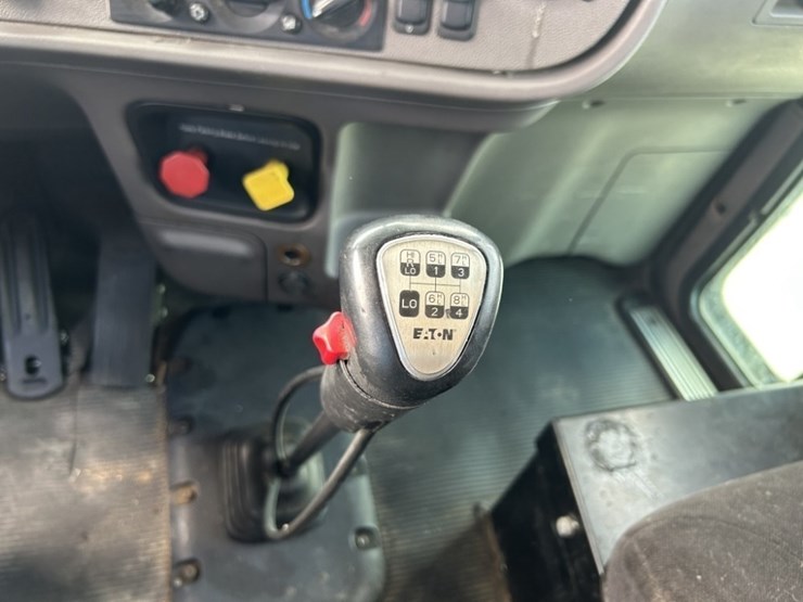 2016-peterbilt-389-image-25