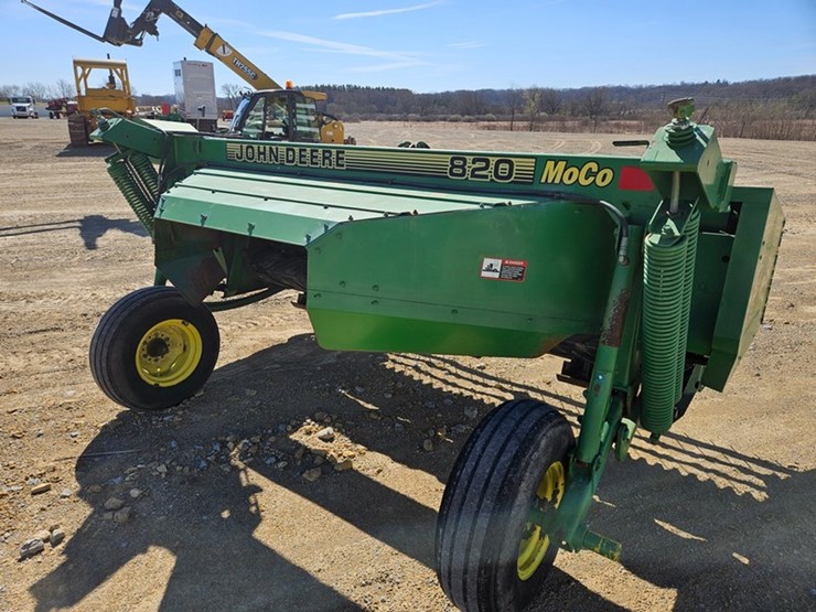 john-deere-820-image-21