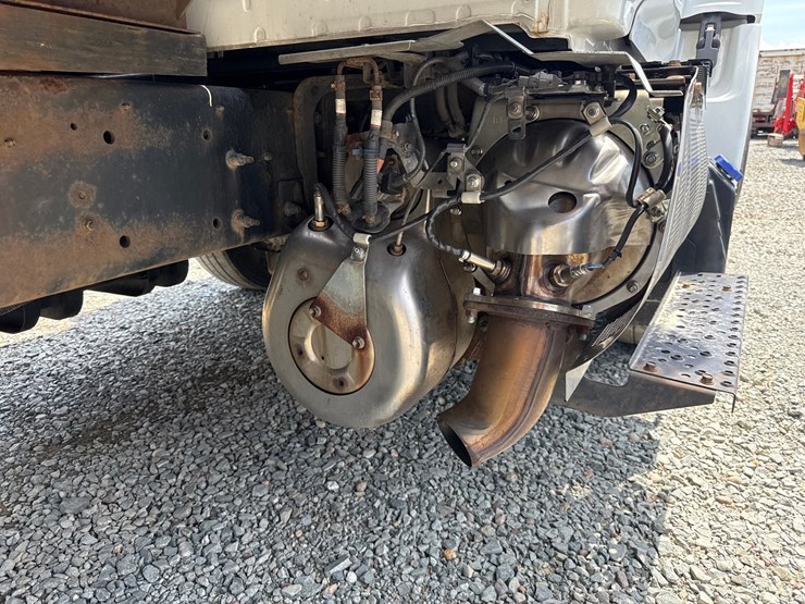2018-hino-268-image-39