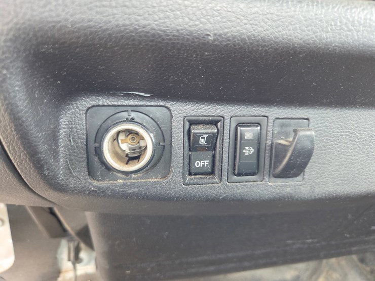 2013-hino-268-image-52