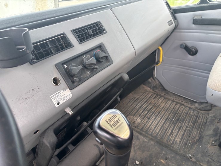 1999-freightliner-fl80-image-43