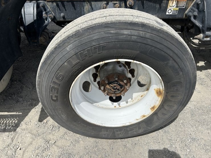 2016-peterbilt-389-image-11