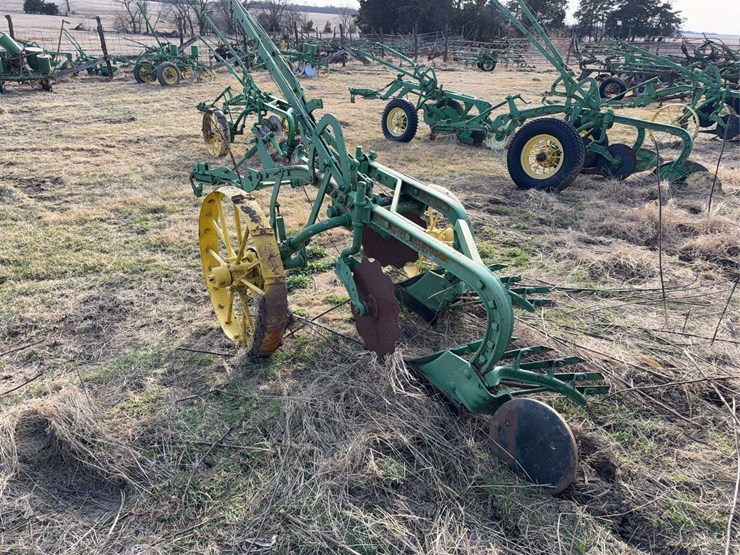 john-deere-pull-type-two-bottom-plow-image-5