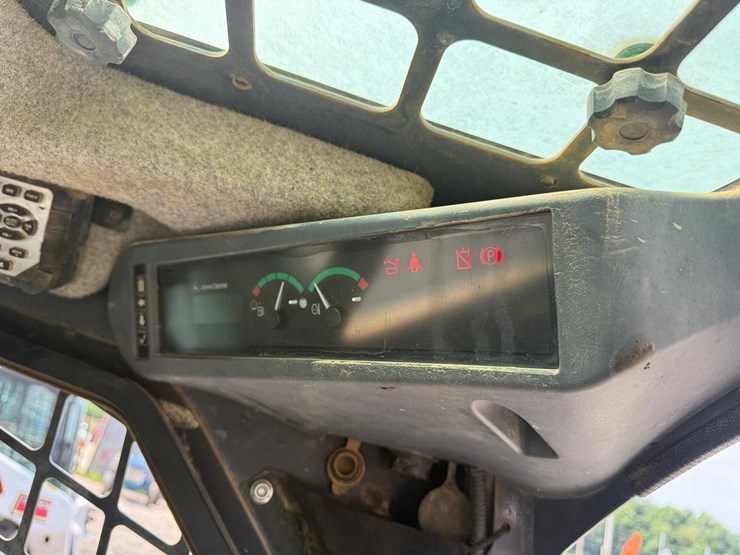 2016-deere-323e-image-23