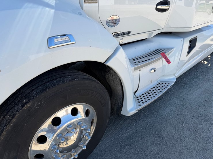 2018-kenworth-t680-image-11