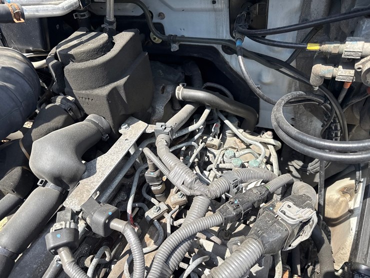 2018-hino-268-image-17