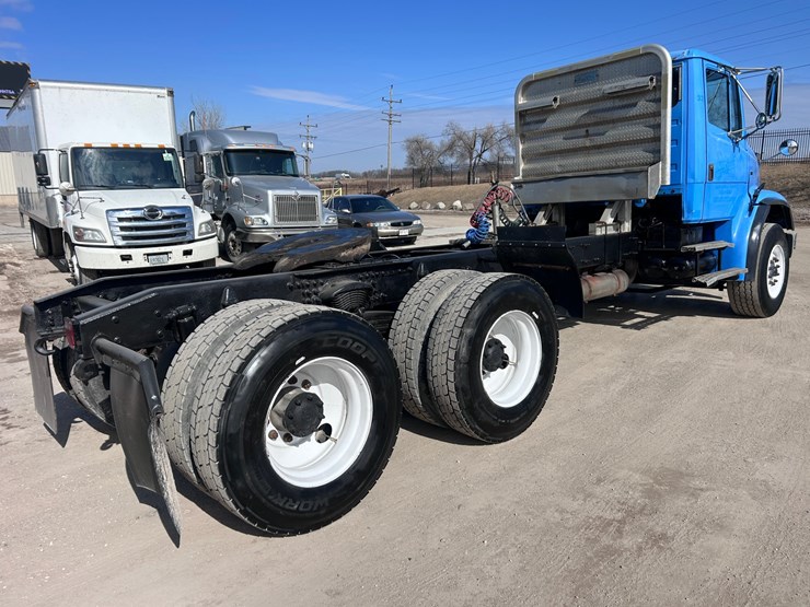 #1680-•-2003-freightliner-day-cab-truck-tractor-image-5