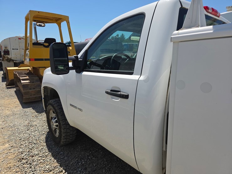 2011-chevrolet-2500-image-19