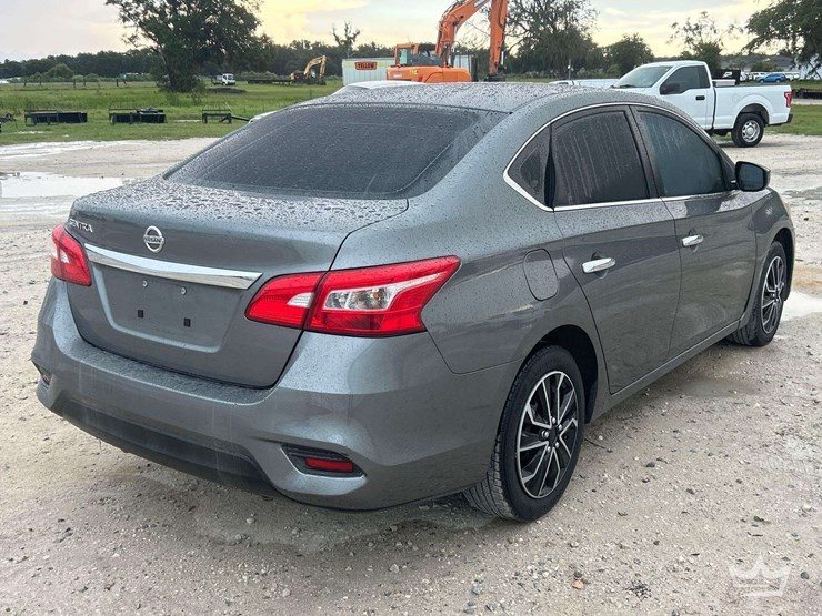 2016-nissan-sentra-sedan-image-3
