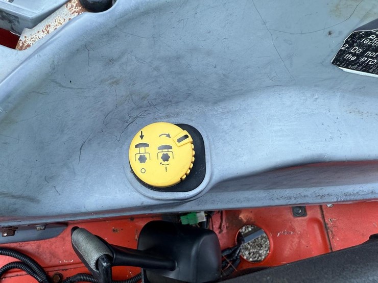 2013-kubota-l4760-image-29