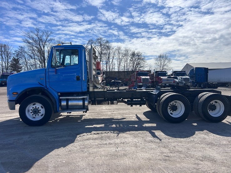 #1680-•-2003-freightliner-day-cab-truck-tractor-image-2