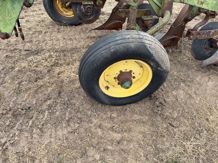 john-deere-pull-type-four-bottom-plow-image-10