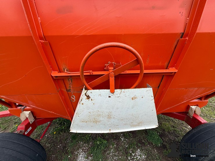 e-z-trail-275-bushel-gravity-wagon-image-12