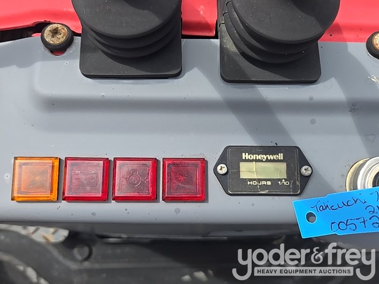 2017-takeuchi-tb210r-image-38