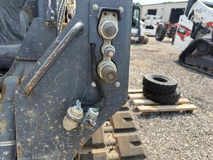 2016-deere-323e-image-11