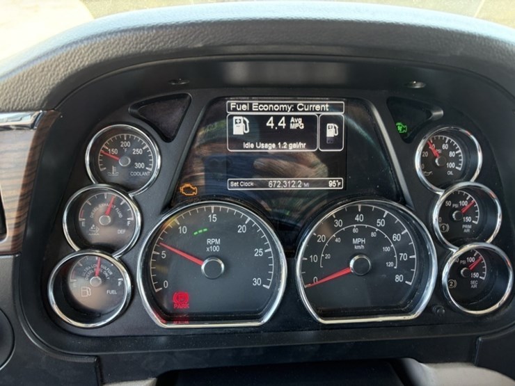 2021-peterbilt-567-image-22