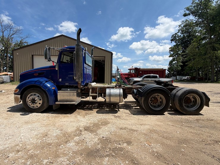 #1507-•-peterbilt-day-cab-truck-tractor-image-2