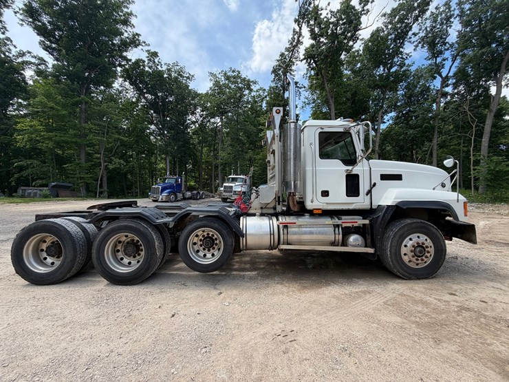 #1508-•-mack-day-cab-truck-tractor-image-14