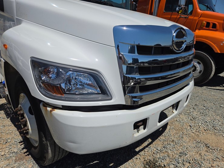 2017-hino-268-image-9