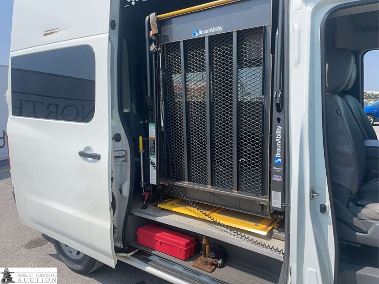 2020-nissan-nv2500hd-image-18