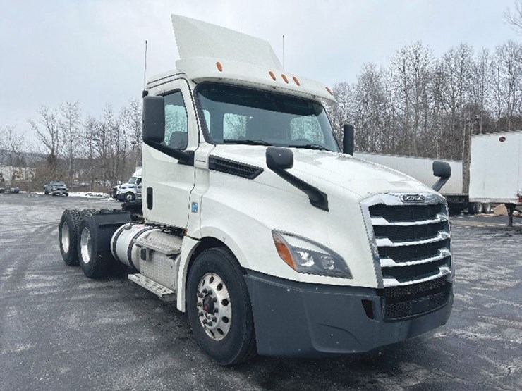 2019-freightliner-cascadia-126-image-1