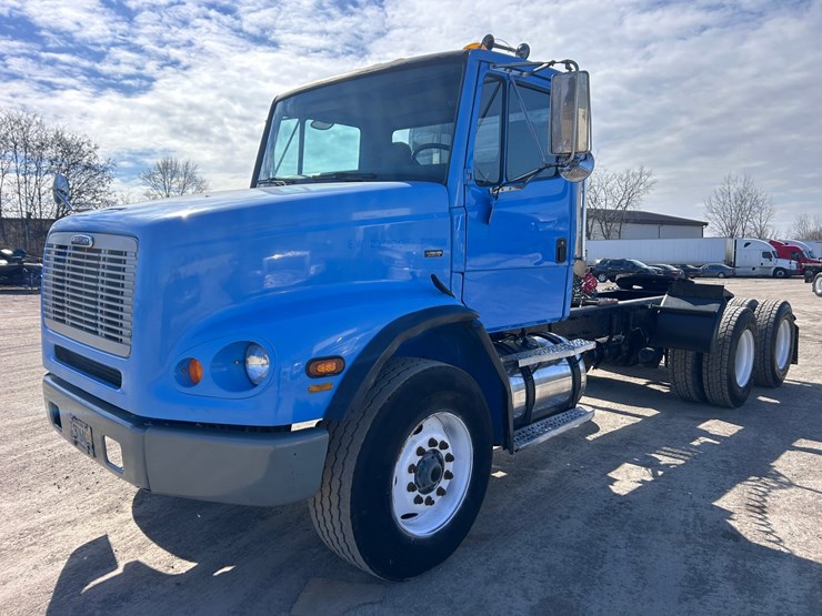 #1680-•-2003-freightliner-day-cab-truck-tractor-image-1