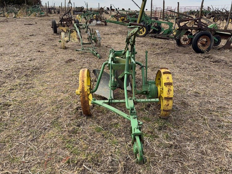 john-deere-pull-type-two-bottom-plow-image-8